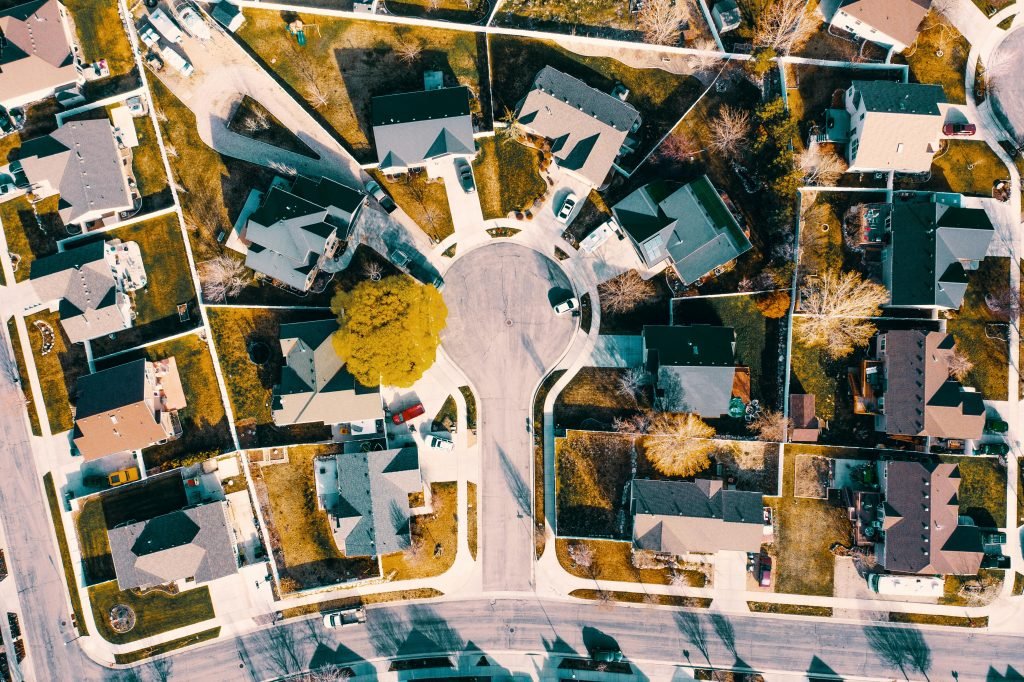 Contratos de Arrendamiento Aerial view capturing the layout of a suburban neighborhood in Herriman, Utah.